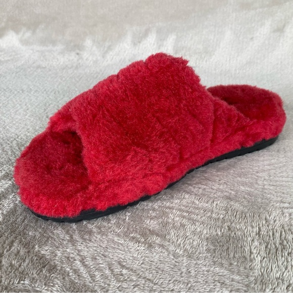 UGG Men’s Size 5 (Women’s Size 7) Red Fluffy Slippers - Picture 7 of 12
